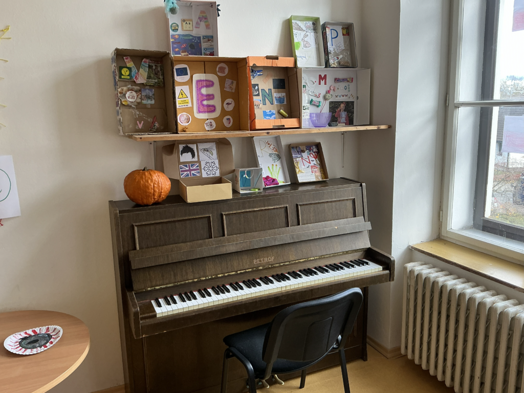 Piano a dětské výtvory ve škole
